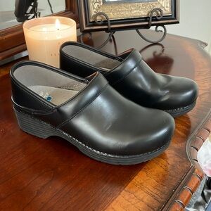 Dansko LT size 38. Worn maybe 4xs. Great condition. Black leather.